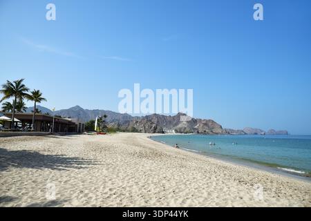 Sultanat Oman. Weißer Sand des Al Bustan Strandes, beliebtester Strand in der Nähe der Stadt Muscat Stockfoto