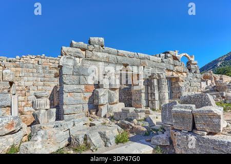Ruinen der Terrassenhäuser und kleine Einzelhandelsgeschäfte in der Hauptfußgängerzone der Curetes Street in der Ruine von Ephesus, Türkei, Westasien Stockfoto