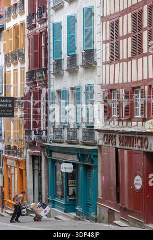 Ein malerischer Blick auf die pulsierenden Gebäude entlang einer malerischen europäischen Straße. Stockfoto