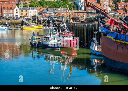 Farbenfrohe Fischerboote liegen an Endeavour Wharf in der historischen Küstenstadt Whitby in North Yorkshire, England, Großbritannien Stockfoto