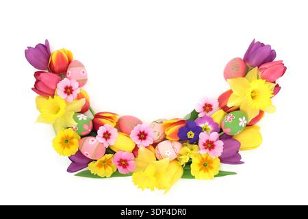 Abstraktes Osterei, Frühlingsblumendesign Dekoration auf weißem Hintergrund. Florale und süße Köstlichkeiten lustige Speisen in vielfarbiger, geschwungener Form. Kopierbereich. Stockfoto