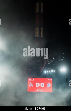 Fußball, Bundesliga, 1.FC Köln - FC Bayern München, Deep Smoke nach Pyrotechnik im Stadion mit Kabelcam und LED-Bildschirm Stockfoto