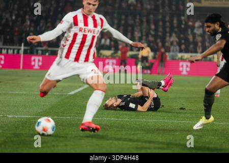 Fußball, Bundesliga, 1. FC Köln - FC Bayern München, Harry Kane (#9 - FC Bayern München) am Boden mit Schmerzen nach einem Foul Stockfoto