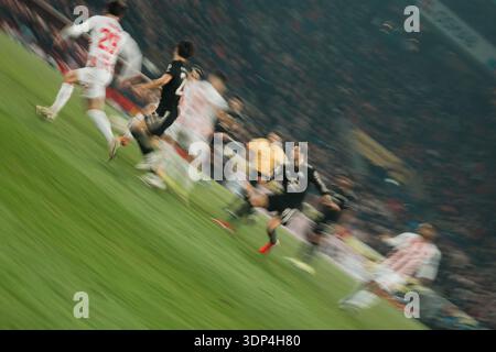 Fußball, Bundesliga, 1. FC Köln - FC Bayern München, Leon Goretzka (#8 - FC Bayern München) während des Spiels, langsamer Shutter-Effekt Stockfoto