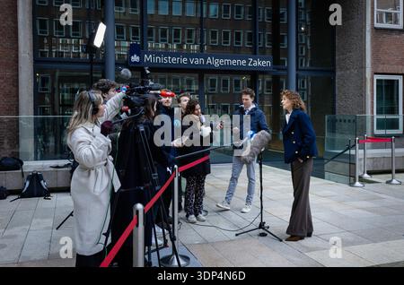 DEN HAAG - Sophie Hermans, scheidende Ministerin für Klima und grünes Wachstum, kommt bei der allerletzten Kabinettssitzung des Kabinetts Schoof an. ANP BART MAAT niederlande Out - belgien Out Stockfoto