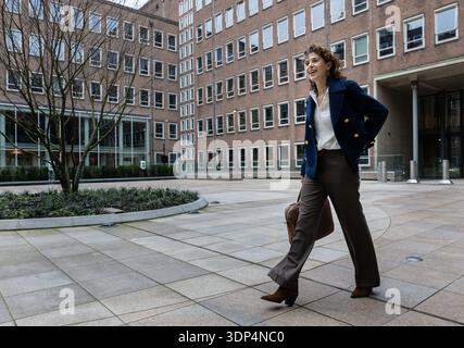 DEN HAAG - Sophie Hermans, scheidende Ministerin für Klima und grünes Wachstum, kommt bei der allerletzten Kabinettssitzung des Kabinetts Schoof an. ANP BART MAAT niederlande Out - belgien Out Stockfoto