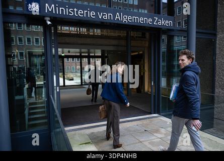 DEN HAAG - Sophie Hermans, scheidende Ministerin für Klima und grünes Wachstum, kommt bei der allerletzten Kabinettssitzung des Kabinetts Schoof an. ANP BART MAAT niederlande Out - belgien Out Stockfoto