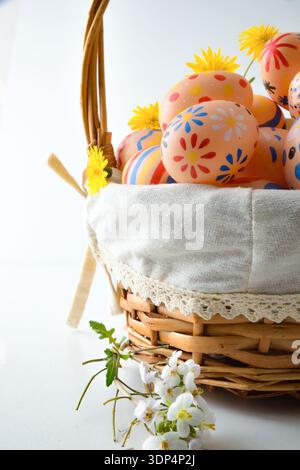 Nahaufnahme von handbemalten Ostereiern Stockfoto