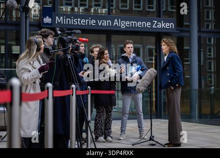 DEN HAAG - Sophie Hermans, scheidende Ministerin für Klima und grünes Wachstum, kommt bei der allerletzten Kabinettssitzung des Kabinetts Schoof an. ANP BART MAAT niederlande Out - belgien Out Stockfoto