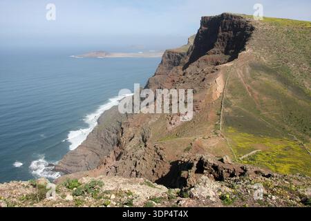 Ein Blick auf die Insel Graciosa aus den Bergen über der Stadt Famara Lanzarote Kanarische Inseln Spanien Stockfoto