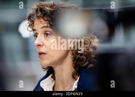DEN HAAG – Sophie Hermans, scheidende Ministerin für Klima und grünes Wachstum, trifft bei der allerletzten Kabinettssitzung des Kabinetts Schoof ein. ANP BART MAAT niederlande Out - belgien Out Stockfoto