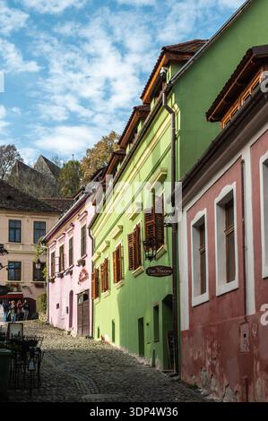 Farbenfrohe mittelalterliche Häuser in Sighi?oara Stockfoto