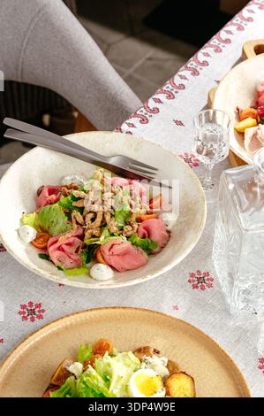Salat mit Fleisch, Gemüse und Sauce Stockfoto
