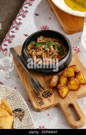 Fleisch und Kartoffeln in einem Topf Stockfoto