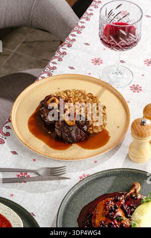 Braten Sie Fleisch auf den Knochen mit einer Beilage Stockfoto