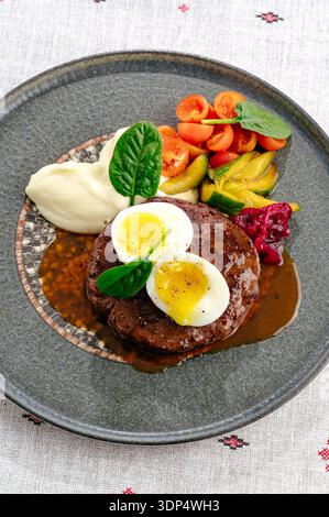 Rindfleischmedaillon mit Gemüse und Kartoffelpüree Stockfoto