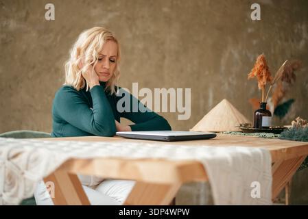 Frau Fühlt Sich Bei Der Arbeit Gestresst Stockfoto