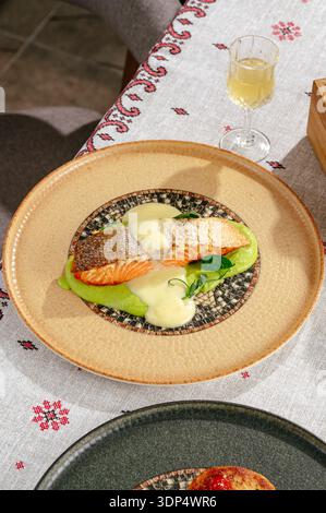 Forellensteak mit Avocadosauce Stockfoto