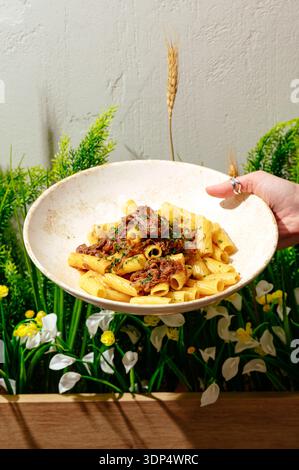 Pasta mit gezogenem Rindfleisch in einem Restaurant Stockfoto