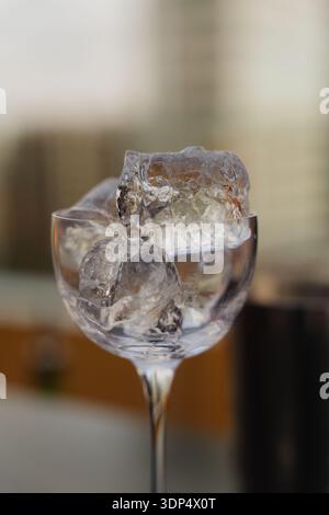 Eiswürfel in elegantem Glas in Nahaufnahme Stockfoto