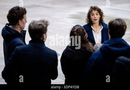 DEN HAAG – Sophie Hermans, scheidende Ministerin für Klima und grünes Wachstum, trifft bei der allerletzten Kabinettssitzung des Kabinetts Schoof ein. ANP BART MAAT niederlande Out - belgien Out Stockfoto