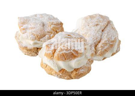 Drei leckere Creme Puffs, Gebäck aus Choux bedecktem Zuckerpulver Nahaufnahme isoliert auf weißem Hintergrund. Süßes Dessert für Kaffeepause oder Party. Stockfoto