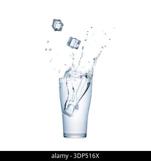 Eiswürfel fällt mit Spritzern und Tropfen in Glaswasser isoliert auf weißem Hintergrund mit Kopierraum. Gesundes Lifestyle-Konzept. Stockfoto