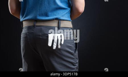Nahaufnahme des weißen Golfhandschuhs in der hinteren Tasche der Golfhose Stockfoto