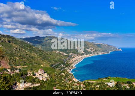 Spisone, Letojanni, Mittelmeer, Blick von Taormina, Mesina, Sizilien, Italien Stockfoto