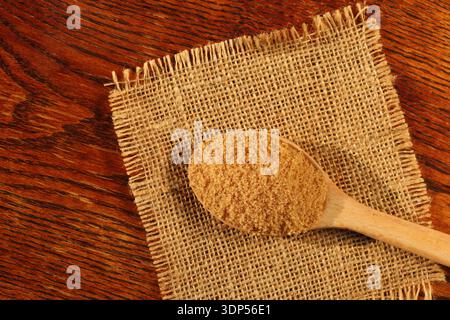 brauner Zucker auf Holzlöffel Stockfoto