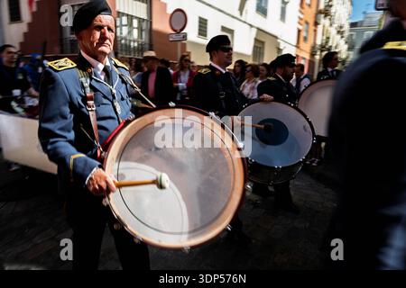Ein erfahrener Schlagzeuger der Arahal-Band tritt während einer Karwochenprozession am Palmensonntag in Sevilla, Andalusien, auf. Stockfoto