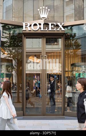 Tokio, Japan - 09. August 2025: Der elegante Eingang eines ROLEX-Geschäfts zieht die Aufmerksamkeit der vorbeifahrenden Fußgänger auf sich und zeigt die lebhafte Atmosphäre Stockfoto