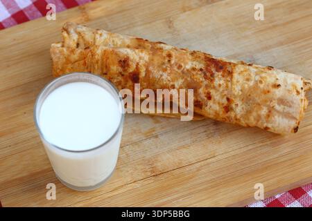 Traditionelles türkisches Joghurt-Getränk (Ayran) und Hühnerwickel Stockfoto