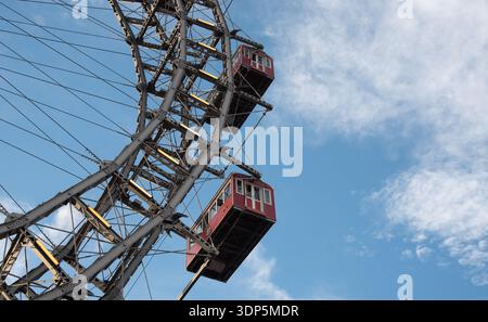 Wiener riesenrad mit roten Hütten im prater Vergnügungspark, mit Blick auf die Skyline von Wien Österreich Stockfoto