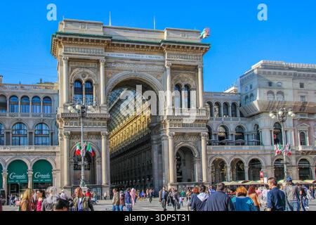 Viele Touristen laufen rund um den Eingang der Galleria Vittorio Emanuele II in Mailand Stockfoto