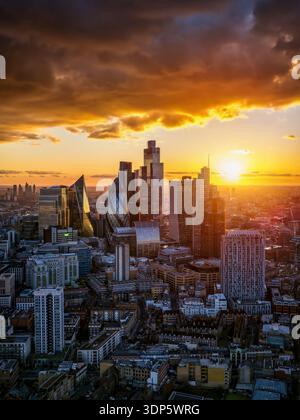 Luftaufnahme der städtischen Skyline der City of London bei einem dramatischen Sonnenuntergang mit Wolken und Sonnenlicht, England Stockfoto