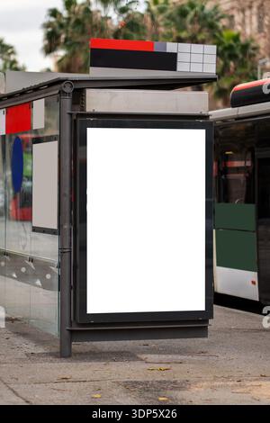 Leere Werbetafel und Anzeigenbildschirm an der Bushaltestelle bieten Platz für digitales Marketing Stockfoto