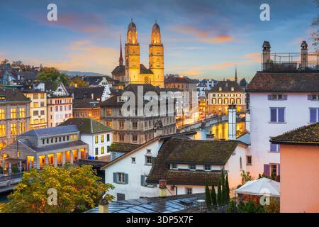 Die Skyline der Altstadt von Zürich in der Dämmerung. Stockfoto