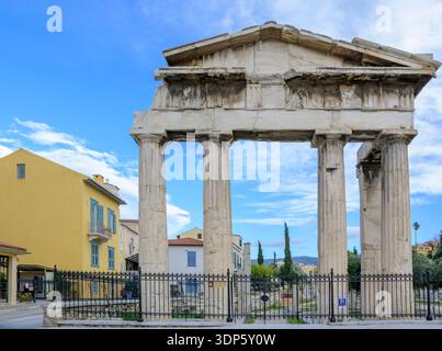 Athen, Griechenland, 26. November 2023: Blick auf das Tor der Athena Archegetis im Forum Romanum von Athen in Griechenland Stockfoto