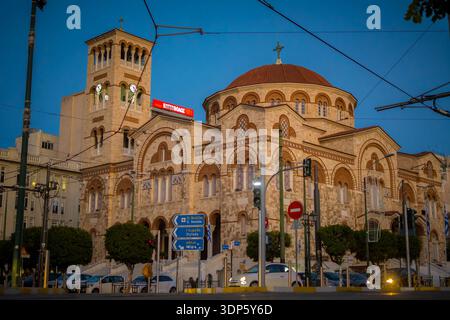 Piräus, Griechenland, 27. November 2023: Nächtlicher Blick auf die Heilige Dreifaltigkeit oder die Kathedrale von Hagia Triada in Piräus, bei Athen, in Griechenland Stockfoto