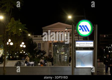Piräus, Griechenland, 26. November 2023: Nächtlicher Blick auf den Eingang der U-Bahn-Station Dimotiko Theatro in Piräus, Griechenland Stockfoto