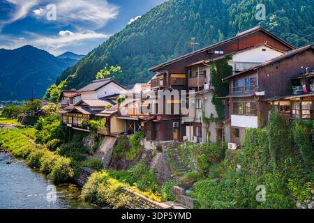 Gujo Hachiman, japanische Thermalstadt über dem Yoshida River. Stockfoto