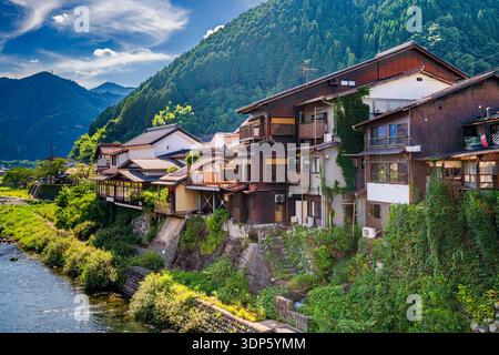 Gujo Hachiman, japanische Thermalstadt über dem Yoshida River. Stockfoto