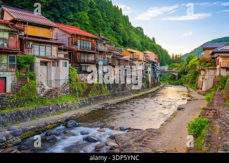 Gujo Hachiman, Japans heiße Quellen in der Abenddämmerung über dem Yoshida River. Stockfoto