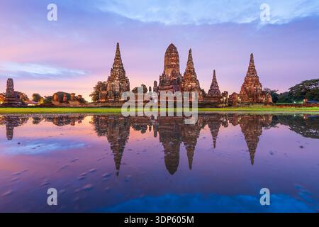 Ayutthaya, Thailand am frühen Morgen im Wat Chaiwatthanaram. Stockfoto
