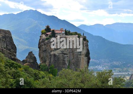 Das Kloster Agia Triada thront dramatisch auf einer isolierten Felssäule in Meteora, Griechenland Stockfoto