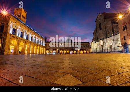 Bologna, Italien. Stadtbild der Altstadt von Bologna, Italien mit Piazza Maggiore bei schönem Sonnenaufgang im Herbst. Stockfoto