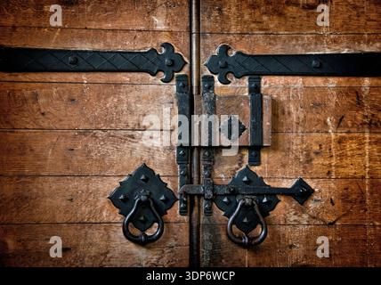 Stecing College Chapel Doppeltür im gotischen Stil und schmiedeeisernes Schloss. Stockfoto