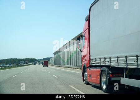 Roter Semi Truck Fährt Auf Dem Offenen Expressway Stockfoto