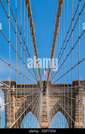 NYC, USA. 13. Mai 2008: Brooklyn Bridge Kabel und Turm mit amerikanischer Flagge Stockfoto